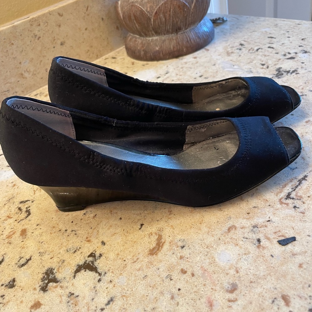 BANDOLINO STEPS OUT WITH A PEEP TOE